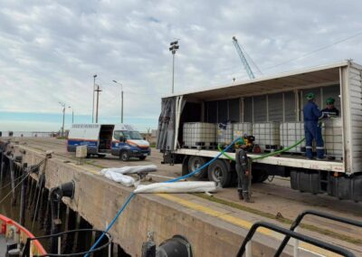 Bombeo de lubricantes a buque desde muelle en el Puerto de Bahía Blanca