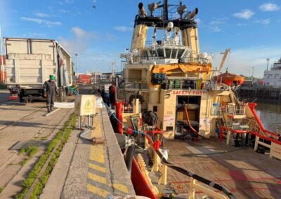 Bombeo de lubricantes a buque desde muelle en el Puerto de Bahía Blanca