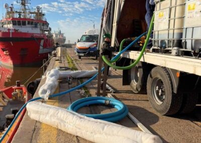 Bombeo de lubricantes a buque desde muelle en el Puerto de Bahía Blanca