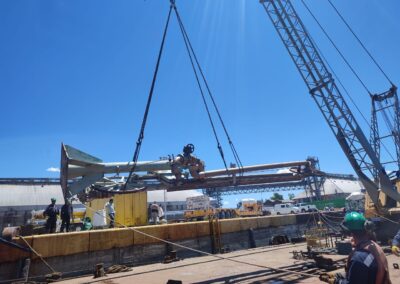 Traslado en pontón del brazo de carga marino Nº 6 en el Puerto de Bahía Blanca