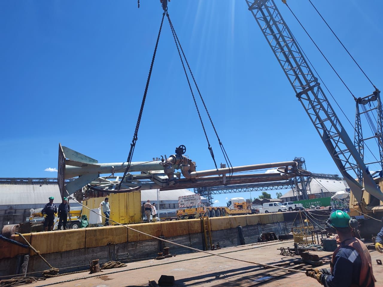 Traslado en pontón del brazo de carga marino Nº 6 en el Puerto de Bahía Blanca