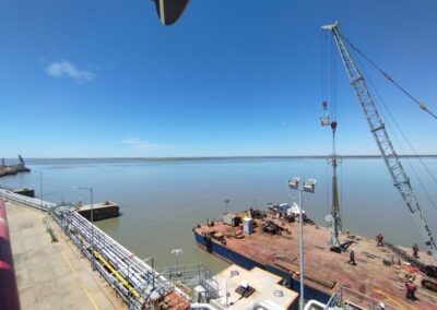 Traslado en pontón del brazo de carga marino Nº 6 en el Puerto de Bahía Blanca