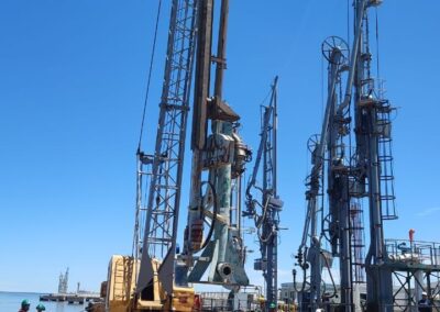 Traslado en pontón del brazo de carga marino Nº 6 en el Puerto de Bahía Blanca