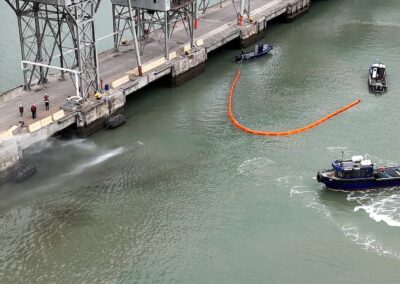 Despliegue de barreras de contención durante simulacro en Terminal Bahía Blanca