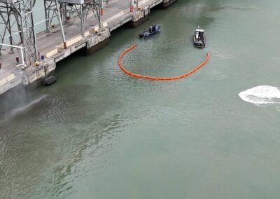 Embarcación de apoyo durante simulacro de respuesta a emergencias en Terminal Bahía Blanca