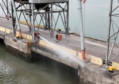 Tareas de control de contaminación durante simulacro de emergencia en Terminal Bahía Blanca