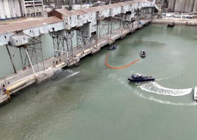 Embarcación de apoyo durante simulacro de respuesta a emergencias en Terminal Bahía Blanca
