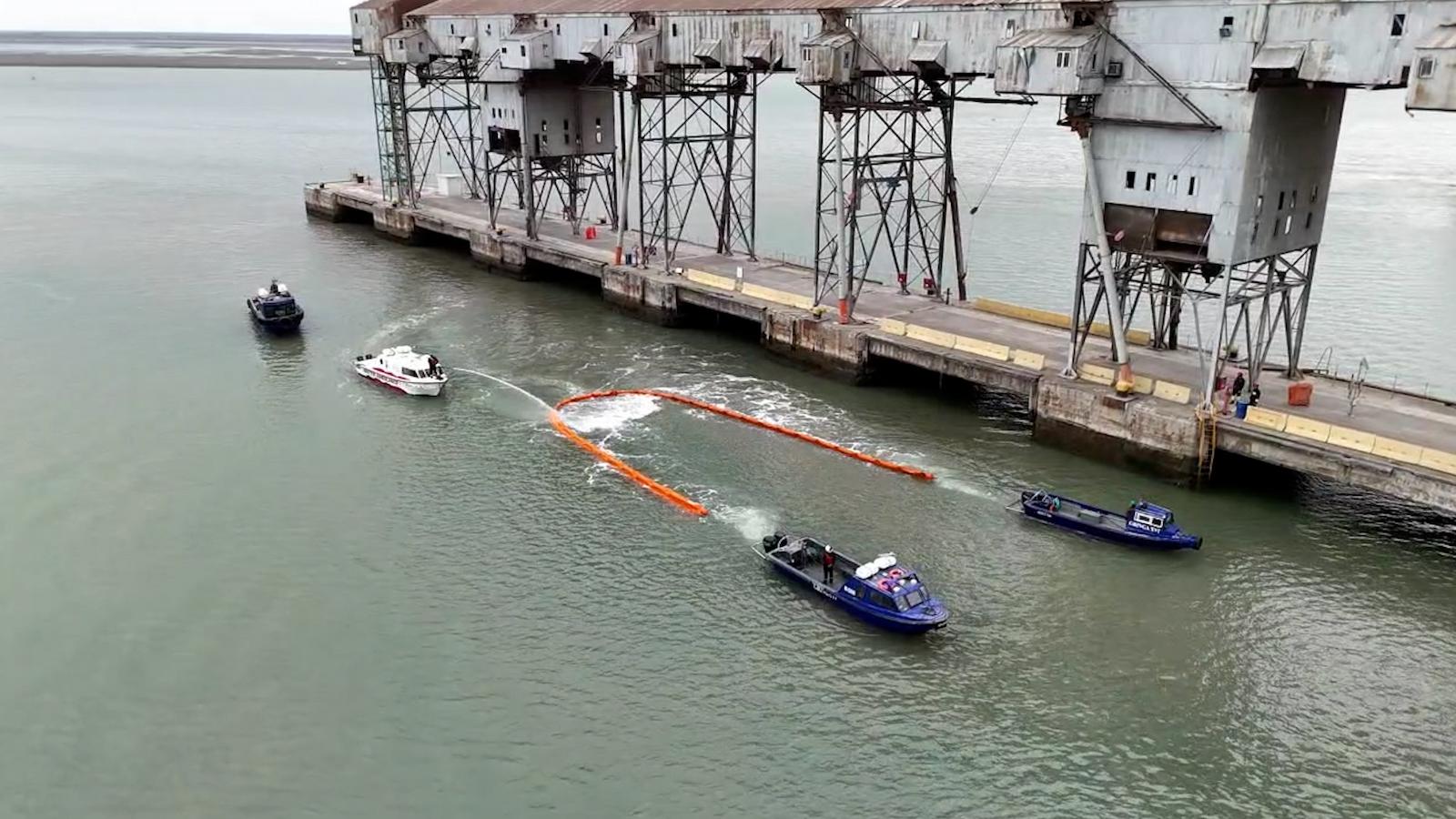 Simulacro de respuesta a emergencias en Terminal Bahía Blanca con embarcaciones y barreras de contención