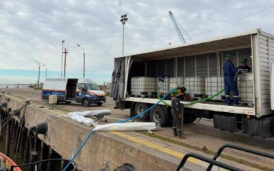 Bombeo de lubricantes a buque desde muelle en el Puerto de Bahía Blanca