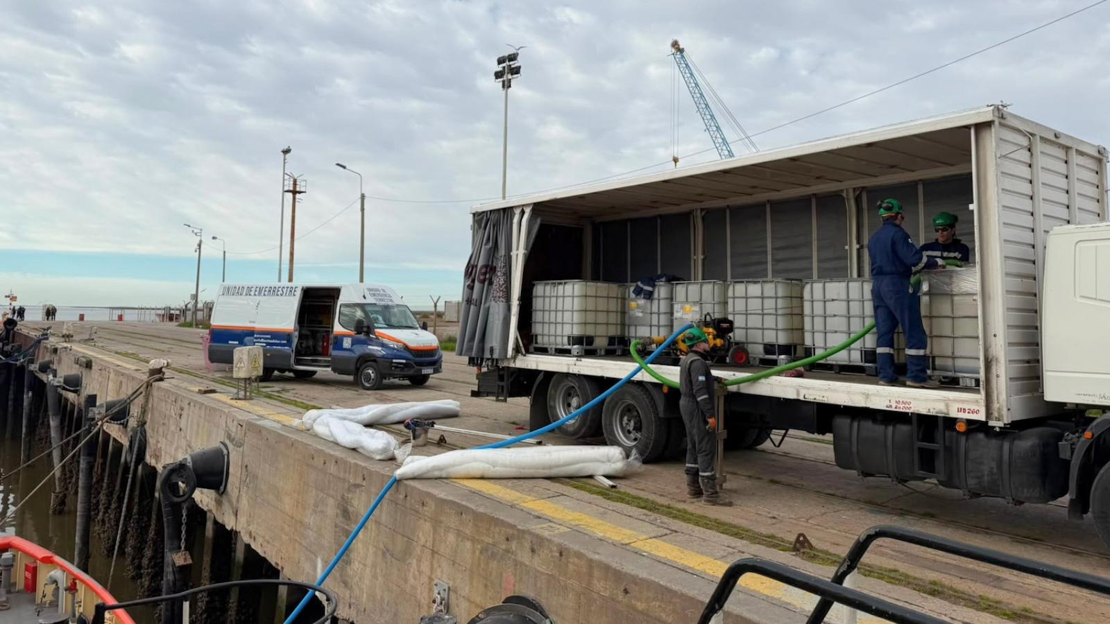 Bombeo de lubricantes a buque desde muelle en el Puerto de Bahía Blanca