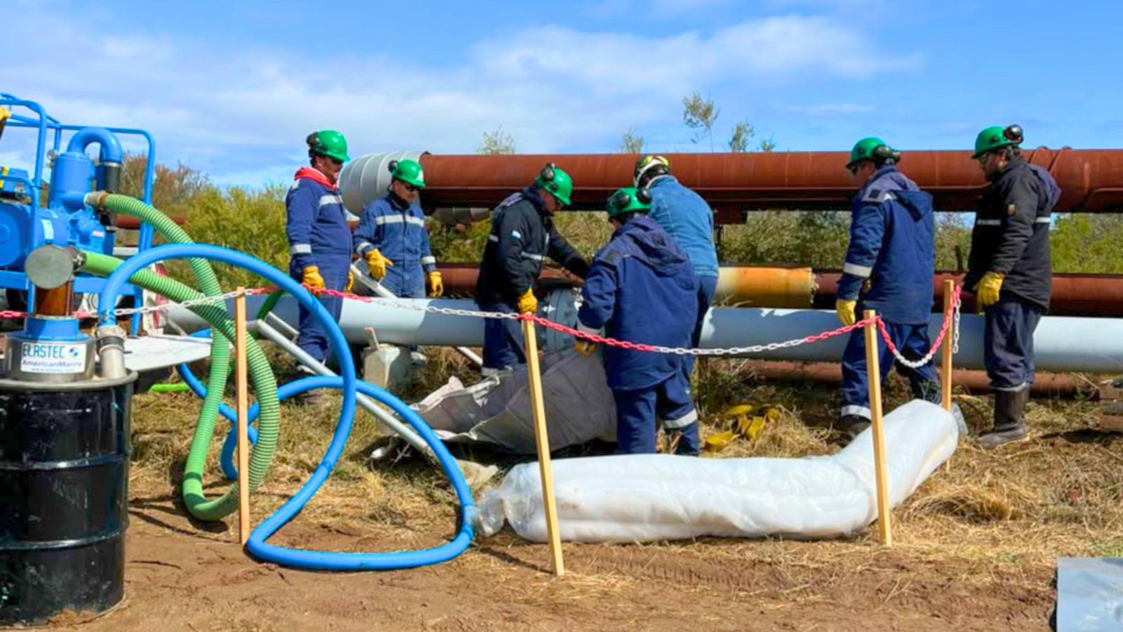 Simulacro de respuesta terrestre ante derrame ambiental Personal y unidades terrestres de Lanchas del Sur durante un simulacro de respuesta ante un derrame ambiental